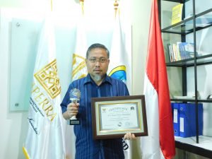 Direktur Utama PT. Kreasi Prima Nusantara dengan piala dan sertifikat dari ICPA 2020.