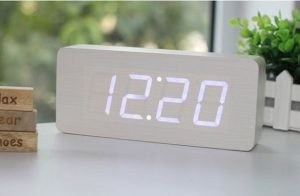 Taruh Digital Clock Disamping Tempat Tidur Kamu