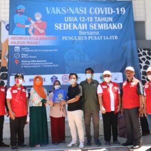Kegiatan Vaksinasi Covid-19 dan Penyerahan Sedekah 200 Paket Sembako oleh Pengurus Pusat IA ITB bekerjasama dengan Kreasi Prima Land di Yayasan Pendidikan Nasional Bandung (1)