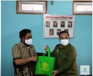 pembagian sembako dampak covid Kantor Desa Rajamandala Kabupaten Bandung Barat Kreasi Prima Nusantara KPN
