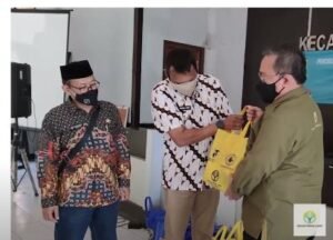pembagian sembako dampak covid Kantor Kecamatan Banjaran Kabupaten Bandung Kreasi Prima Nusantara KPN