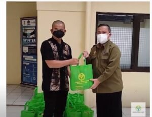 pembagian sembako dampak covid Kantor Kecamatan Cipatat Kabupaten Bandung Barat Kreasi Prima Nusantara KPN