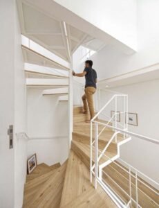 model tangga kayu spiral