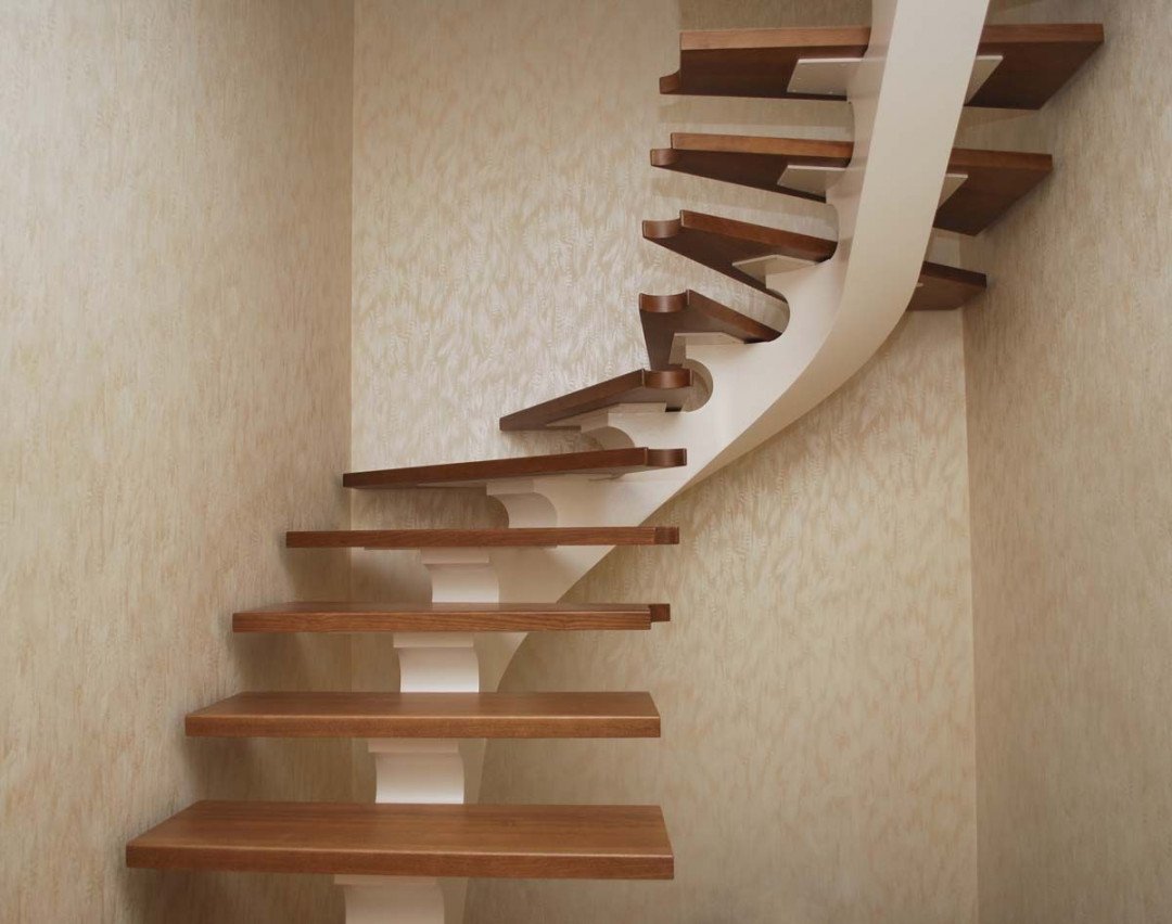 5. Tangga kayu berkelok