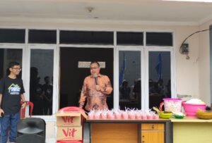 Hadiana acara makan bersama dengan tukang gulai sapi dan sate kambing