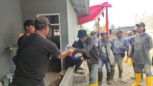 Pembagian daging kurban ke warga yang bertempat tinggal di sekitar Perumahan Pesona Prima 7 Rajamandala
