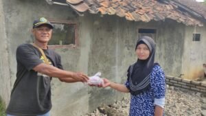 Pembagian daging kurban ke warga yang bertempat tinggal di sekitar Perumahan Pesona Prima 7 Rajamandala
