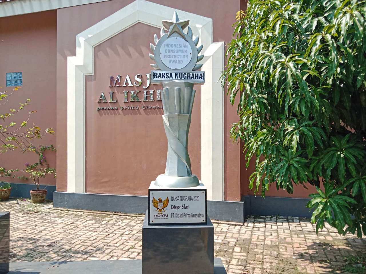 replika Piala BPKN Award Raksa Nugraha ICPA di Perumahan Subsidi Pesona Prima Cikahuripan 6