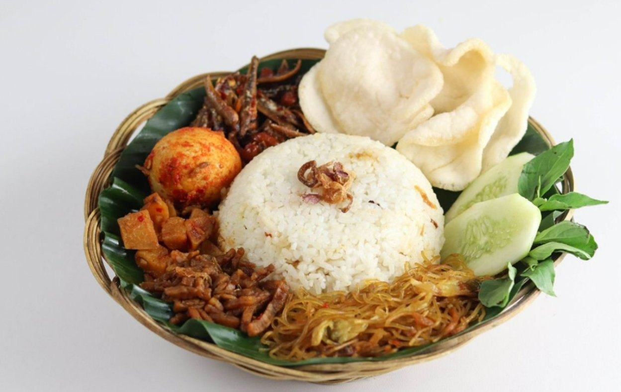 Nasi Uduk dengan Tempe Goreng dan Sambal Kacang