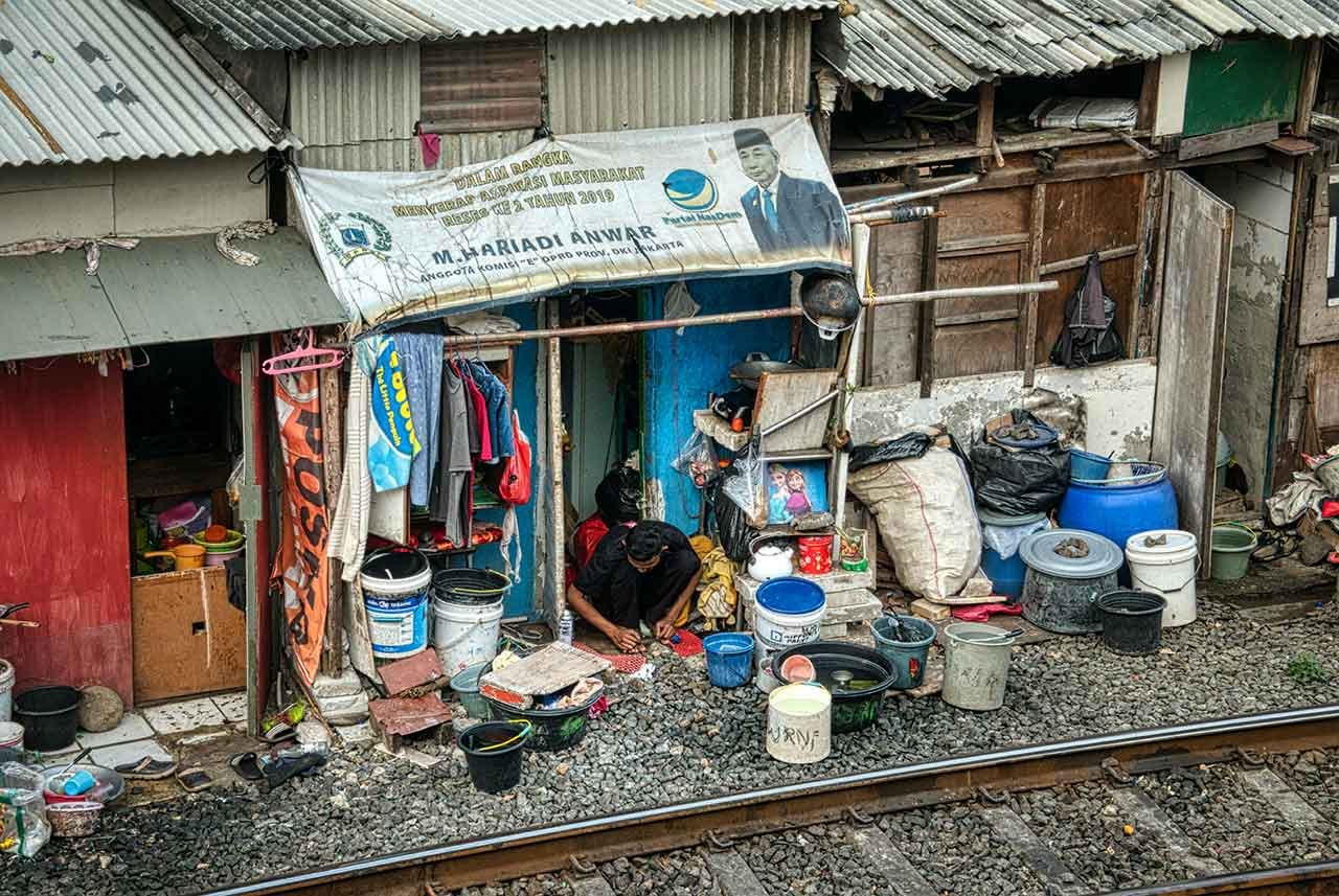 Berapa Jarak Aman Rumah dari Rel Kereta Api. Bahaya Punya Rumah Dekat Rel Kereta Api.